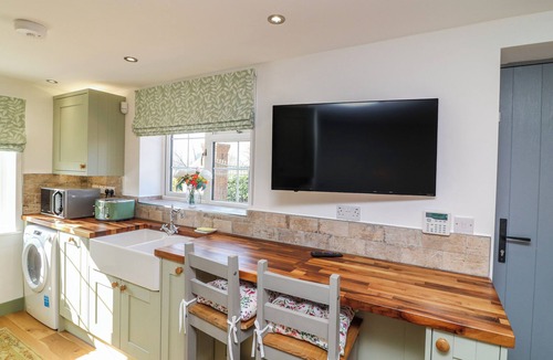 Scunthorpe Cottage | FROG LEAP, romantic, with open fire in Scunthorpe