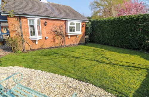 Scunthorpe Cottage | FROG LEAP, romantic, with open fire in Scunthorpe