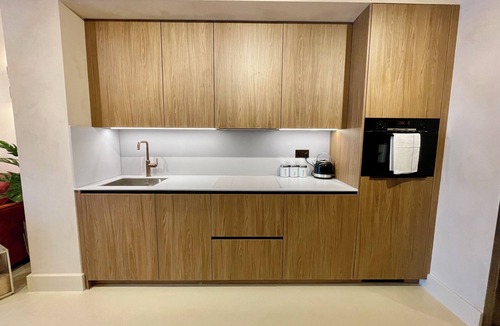 Bow Apartment | Fulham Design-led 2BR Apartment Near Olympia | Family Friendly | Sleeps 6