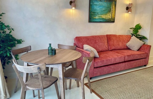 Bow Apartment | Fulham Design-led 2BR Apartment Near Olympia | Family Friendly | Sleeps 6
