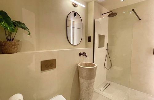 Bow Apartment | Fulham Design-led 2BR Apartment Near Olympia | Family Friendly | Sleeps 6
