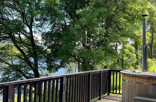 Taynuilt Cabin | Fyne Cabin is a charming loch side cabin with hot tub & stunning loch views