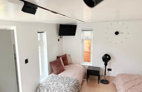 Luton Apartment | Garden Nest, Free Parking , Private Access , WiFi , 5 mints Drive to Luton airport , Train station, Town centre , M1