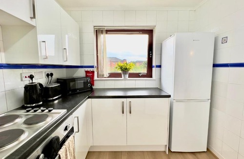 Springburn Apartment | Garden-View 2BR Apartment - Free Parking & WiFi