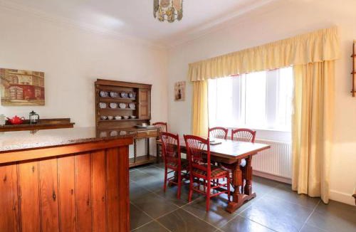 Kirkmichael House | Gardeners- Uk7233