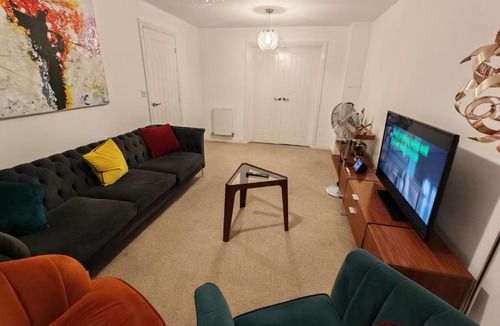 Dartford Apartment | Garland Modern 4 Bedroom House with Garden & Parking