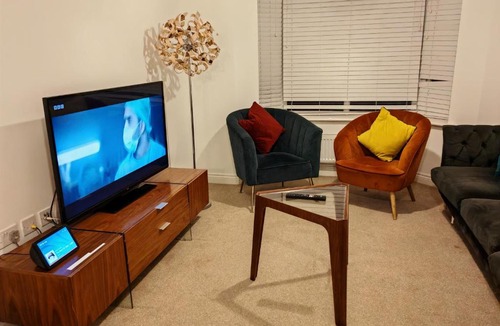 Dartford Apartment | Garland Modern 4 Bedroom House with Garden & Parking