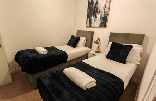 Dartford Apartment | Garland Modern 4 Bedroom House with Garden & Parking