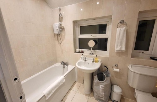Borehamwood Apartment | Garland Modern House With Parking & Garden