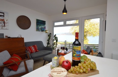 Tighnabruaich Cottage | Gate Cottage on the shore front, sleeping 6 persons.