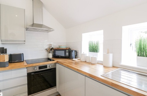 Newton Cottage | GATE LODGE, HOUSE OF BINNS, pet friendly, with a garden in Linlithgow