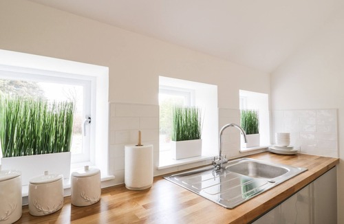 Newton Cottage | GATE LODGE, HOUSE OF BINNS, pet friendly, with a garden in Linlithgow