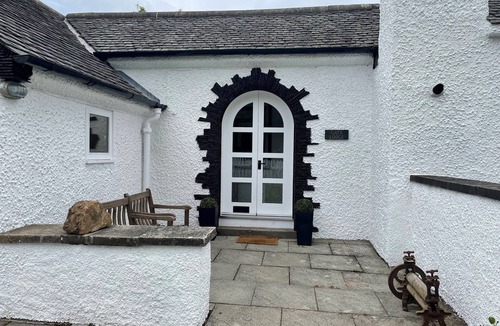 Newton Cottage | GATE LODGE, HOUSE OF BINNS, pet friendly, with a garden in Linlithgow