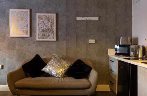 Rotherham Apartment | Getaway Accommodation with Pool Table and Jacuzzi!