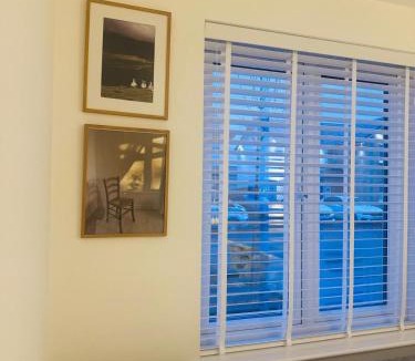 Motherwell House | Gilded Nest-Room with Detached Bath- Ideal for ONE- WIFI, Car Parking-Shared House