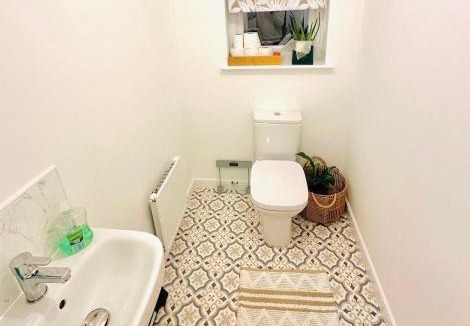 Motherwell House | Gilded Nest-Room with Detached Bath- Ideal for ONE- WIFI, Car Parking-Shared House