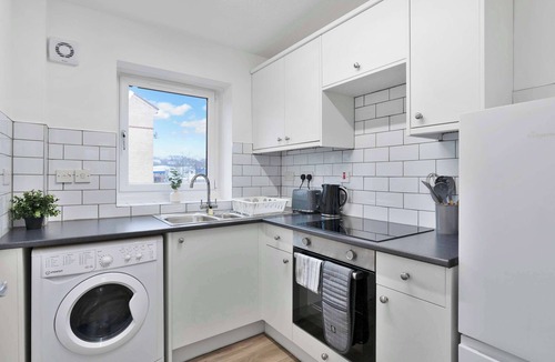 North West Apartment | Glasgow Apt with Fast WiFi - Walk to Subway - Easy City Access