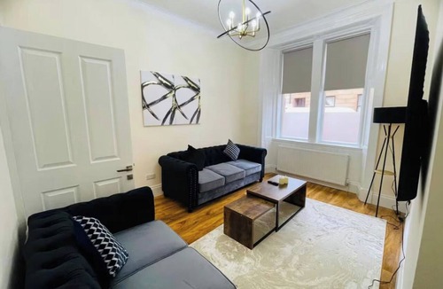 Glasgow Apartment | Glasgow City View Retreat