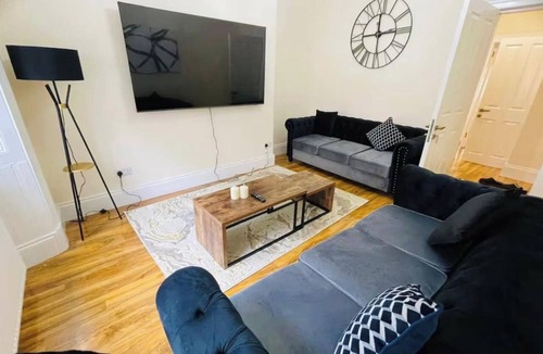 Glasgow Apartment | Glasgow City View Retreat