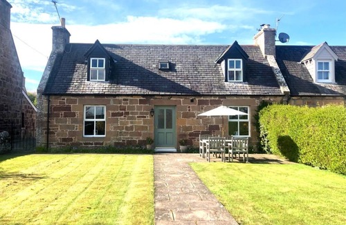 Dornoch Cottage | GLENMUIR COTTAGE, off-road parking, Dornoch