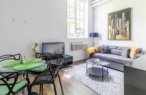Kirkendall North Apartment | GLOBALSTAY . UV DISINFECTED 1 BR LOFT. Free Parking. Gym