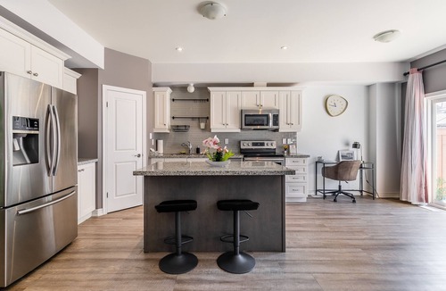 Stoney Creek Apartment | GLOBALSTAY. Waterfront 5BR Townhouse. Private HOT TUB, Gym, Sauna