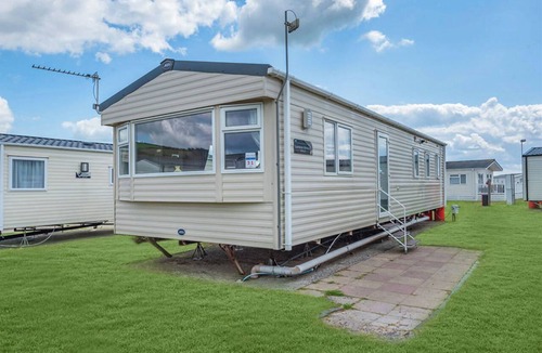 Kidwelly House | Gold Caravan with parking & sea view