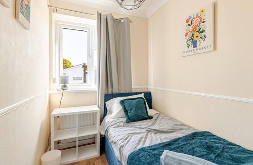 Abbey Wood Apartment | Gorgeous 3 bed House - Free Parking near Elizabeth line