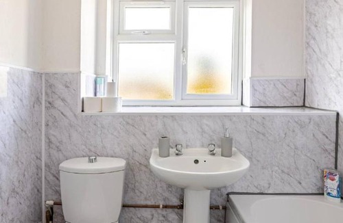 Abbey Wood Apartment | Gorgeous 3 bed House - Free Parking near Elizabeth line