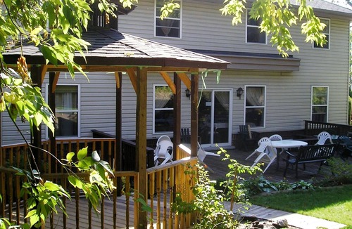 Niagara Falls House | Gorgeous DOMINO SUITE at SUSAN'S VILLA - HOTEL GARNI / B&B European Style