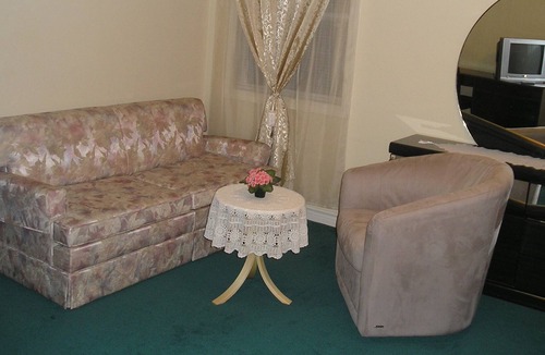 Niagara Falls House | Gorgeous DOMINO SUITE at SUSAN'S VILLA - HOTEL GARNI / B&B European Style