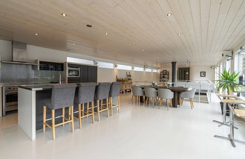 Tower Hill Boat Rental | Gorgeous houseboat with sauna