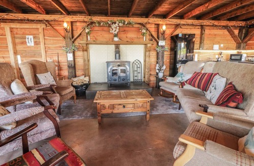 Omagh Cottage | GORTIN GLEN GLAMPING POD 5, romantic, with hot tub in Omagh