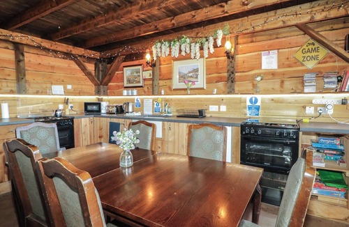 Omagh Cottage | GORTIN GLEN GLAMPING POD 5, romantic, with hot tub in Omagh
