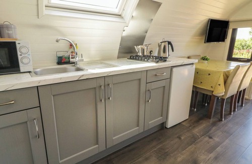 Omagh Cottage | GORTIN GLEN GLAMPING POD 3, romantic, with hot tub in Omagh