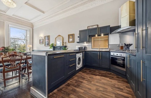Kelvinbridge Apartment | Grand 2 Bed West End Residence