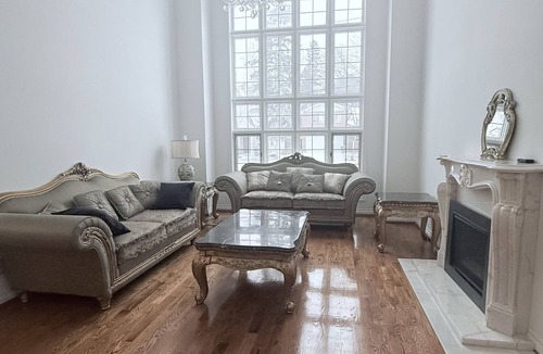 Newtonbrook House | GRAND CLASSIC ESTATE IN AN ELITE NEIGHBOURHOOD