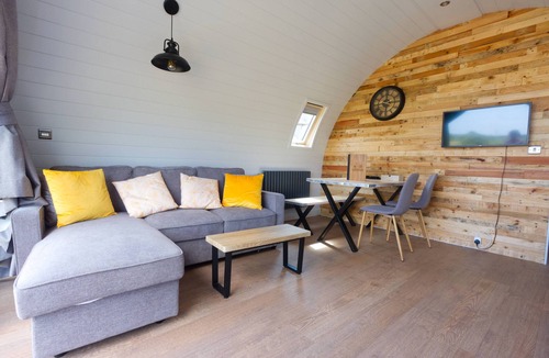 Brora Cabin | Grand Luxury Glamping Pod on the North Coast 500 Route with Private Hot Tub