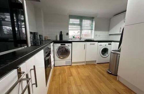 Borehamwood Apartment | Great 2 Bedroom Flat - Free WI-FI