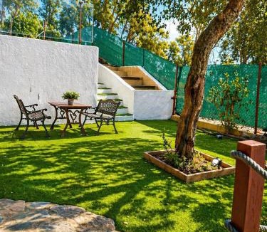 Cruilles Ski Chalet | Green House