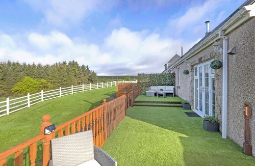 Kelty House | Greenknowes Cottage with Hot Tub & Fireplace
