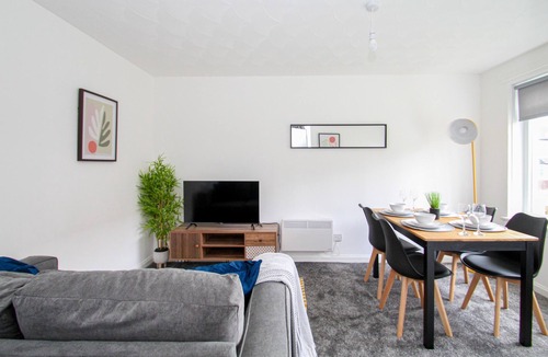 Motherwell House | Greenside Getaway Newarthill