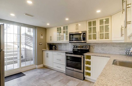 Grimsby Apartment | Grimsby Lakeview Suite l 2 Min Walk to Lake Ontario l King Bed l Great Value