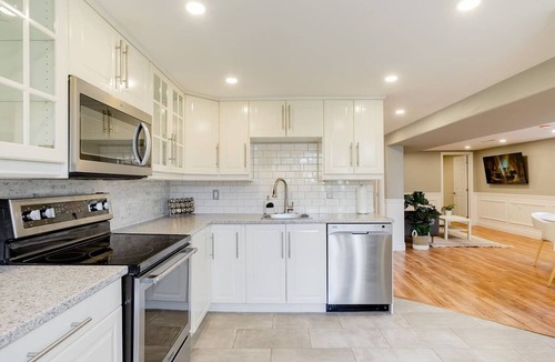 Grimsby Apartment | Grimsby Lakeview Suite l 2 Min Walk to Lake Ontario l King Bed l Great Value