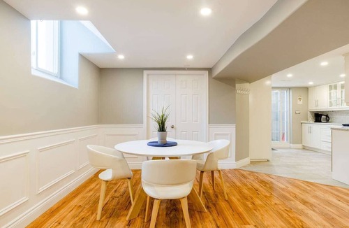 Grimsby Apartment | Grimsby Lakeview Suite l 2 Min Walk to Lake Ontario l King Bed l Great Value