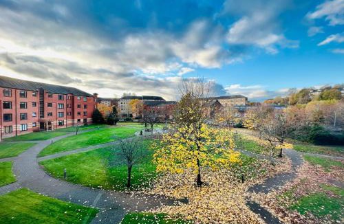 Springburn Apartment | Ground Floor Flat with Free Parking & WiFi