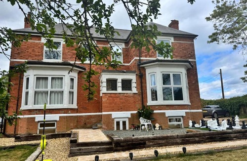 Souldrop House | Group Accommodation - Rushden A6 Manor House - Private Gated -Sleeps 15 - Secure Parking