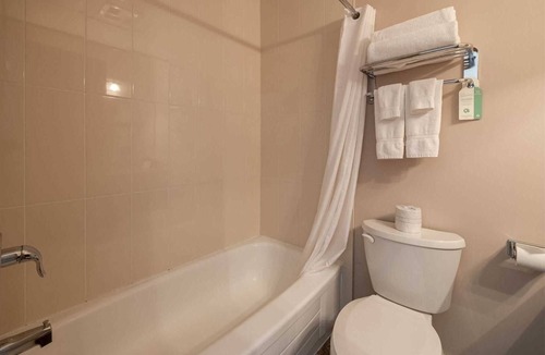 Silvertown Hotel | Group Retreat with breakfast included- entire floor - on Niagara River Gorge
