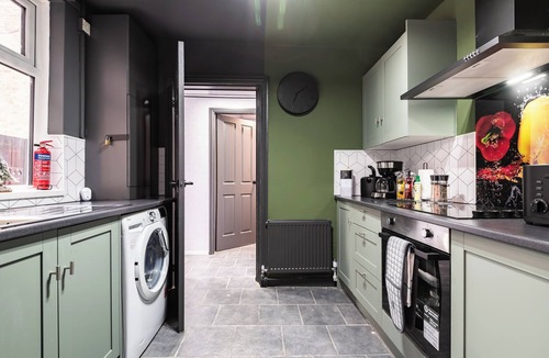 Hull House | Group Stay 4BR | TVs in All Rooms | Newland Ave