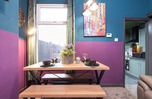 Hull House | Group Stay 4BR | TVs in All Rooms | Newland Ave